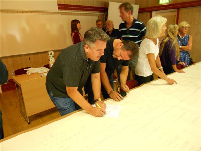 Släkttavlan studeras vid släktmötet i Ånnaboda 2014.