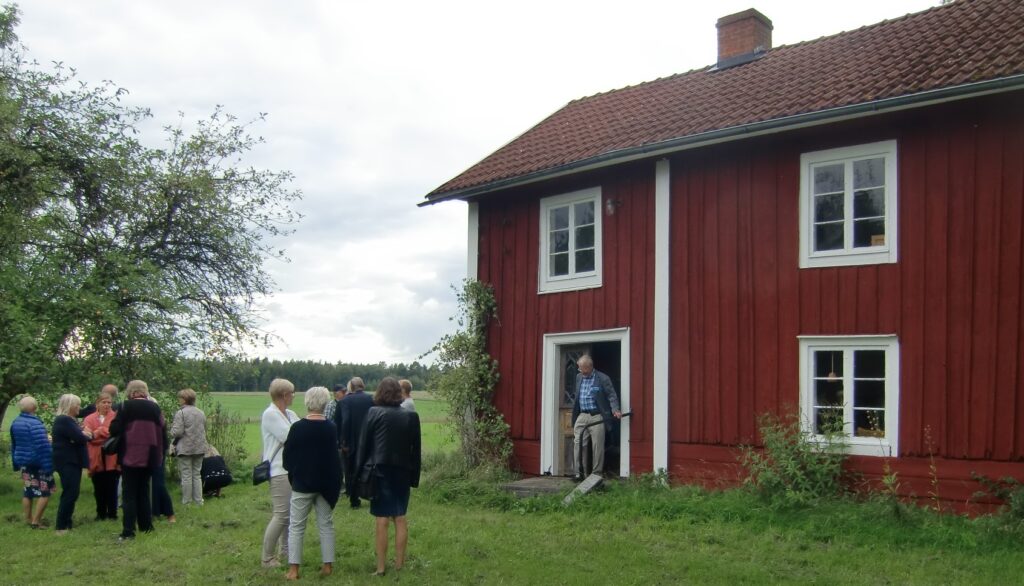 Släktföreningens medlemmar vid Mossbytorp 2018. Foto Tommy Engvall.