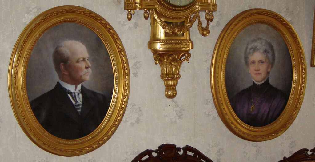 Kronofogden Agathons och hustrun Augustas porträtt finns i Göthlinska gården i Nora.