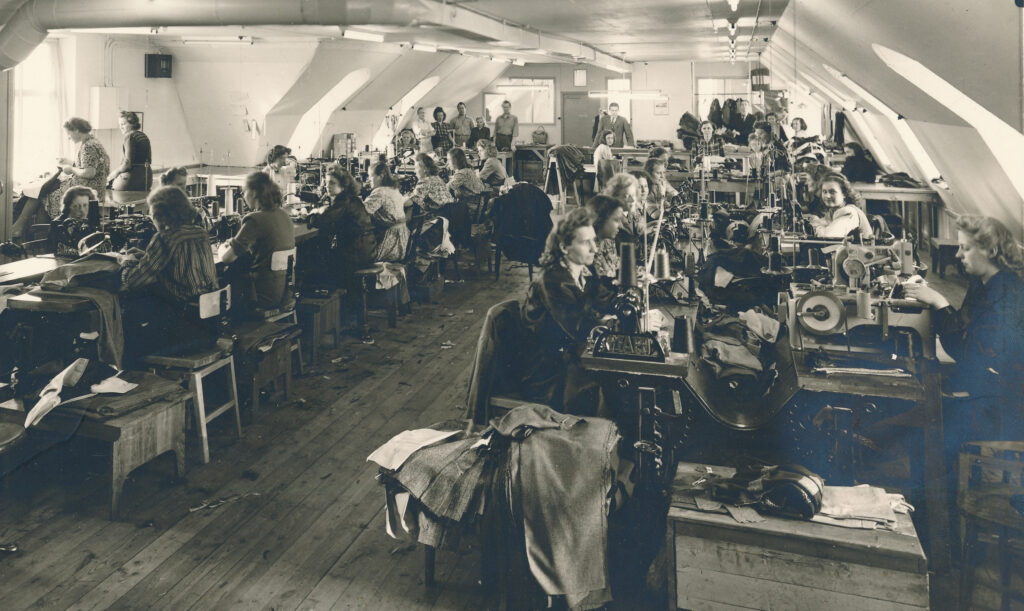 Sömmerskans arbete har blivit fabriksarbete. Textilarbetare vid Söderbergs syfabrik i Kumla 1948.